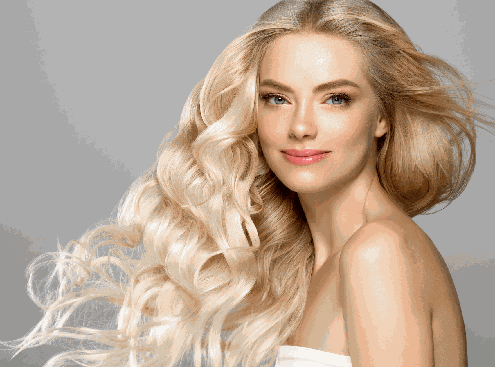 woman with long effortless beachy waves wearing wavy Syn Halo hair extensions